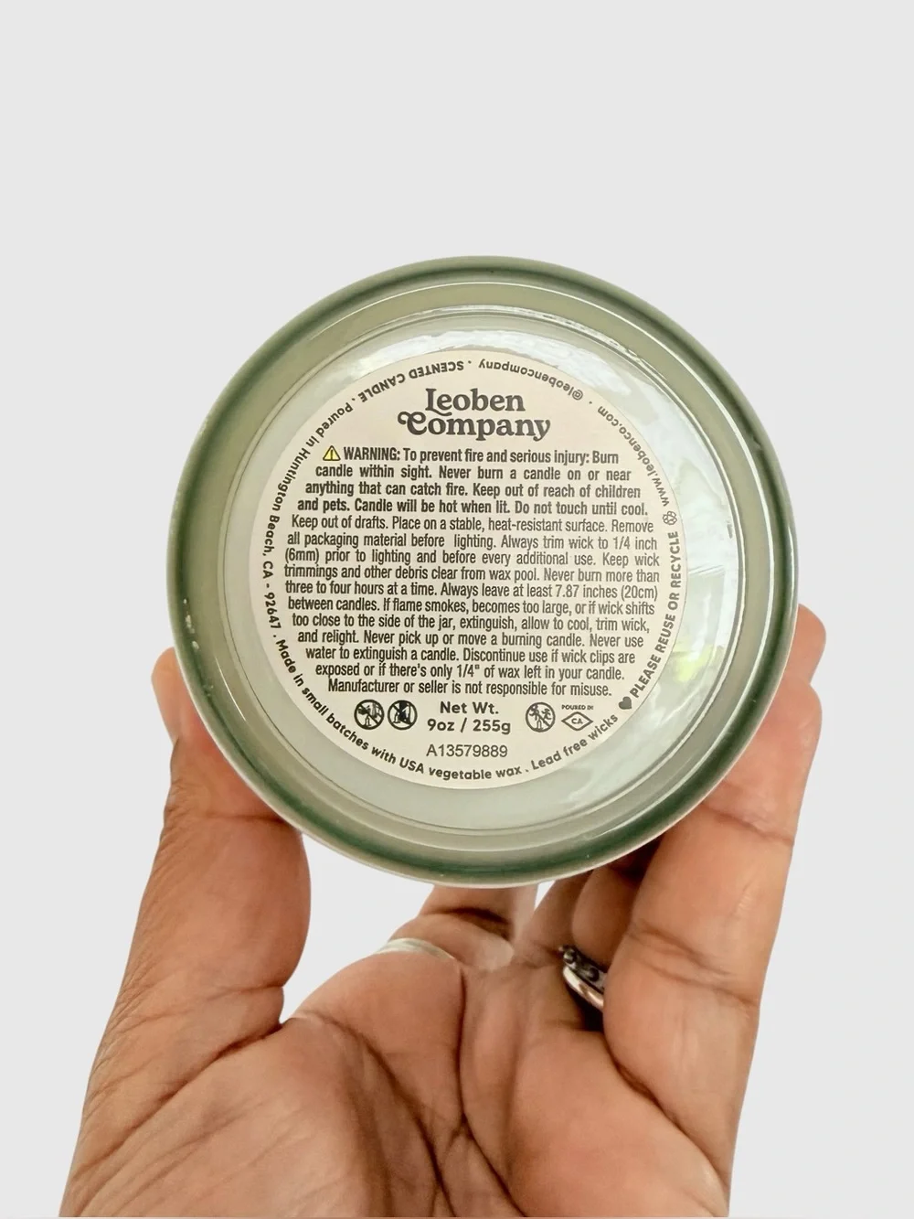 Leoben Company Delulu and Thriving Oakmoss Santal Candle - White